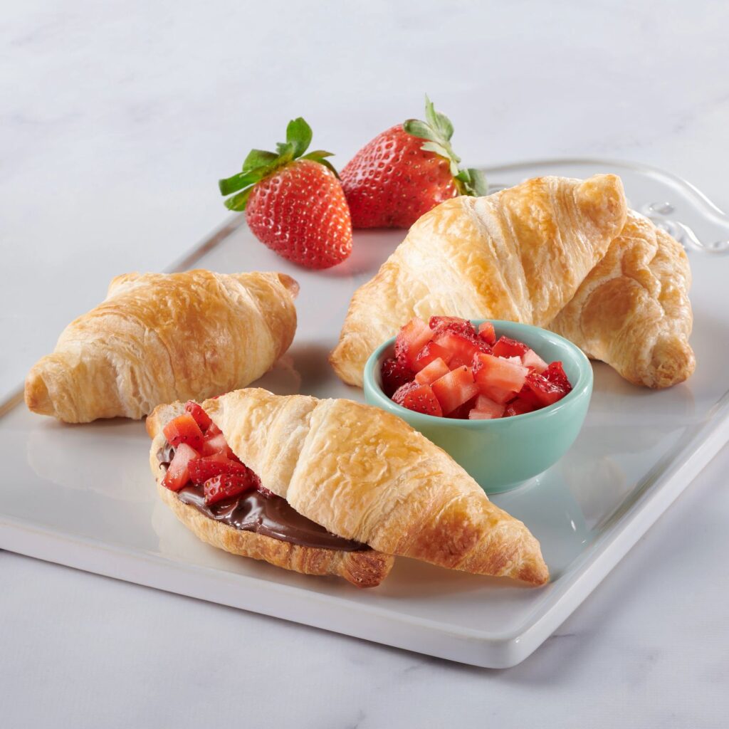 Croissants garnis de tartinade Nutella et de fraises fraîches